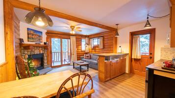 Individuelt dekorert, individuelt innredet og strykejern/-brett