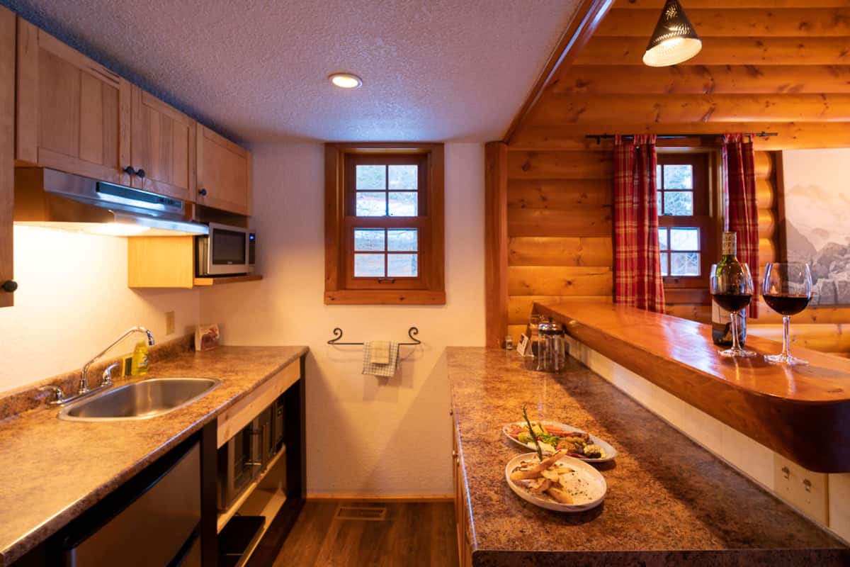 microwave, coffee/tea maker, electric kettle