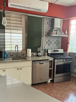 Apartamento grand, 1 cama King e sofá-cama, cozinha, ao lado da piscina | 1 quarto, roupas de cama premium, cofres nos quartos