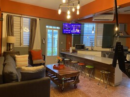 Appartement Majestueux, 1 très grand lit et 1 canapé-lit, cuisine, en bord de piscine | Coin séjour | TV connectée de 32 pouces avec chaînes numériques, services de streaming