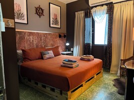 Chambre Confort, 1 très grand lit | Literie de qualité supérieure, coffres-forts dans les chambres