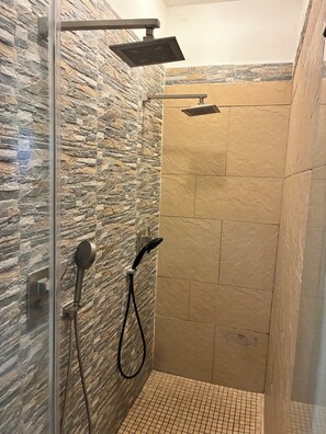 Design Apartment, 1 King Bed | Bathroom | Shower, free toiletries, hair dryer, bidet