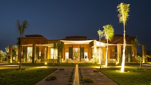 Bagian depan properti - sore/malam
