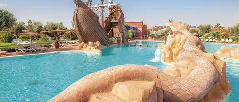 3 piscines a l'aire lliure, para-sols i gandules