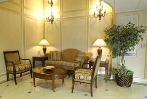Lobby sitting area - Rockville Centre Inn (Lynbrook)