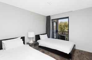 1 bedroom, desk, iron/ironing board, cribs/infant beds - Astra Apartments - The Griffin (Kingston)