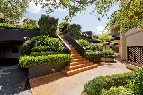 Astra Apartments - The Griffin