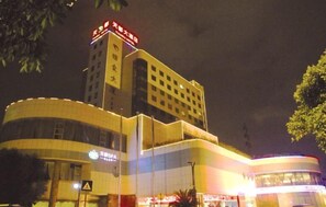 Façana frontal de l'allotjament (vespre/nit)