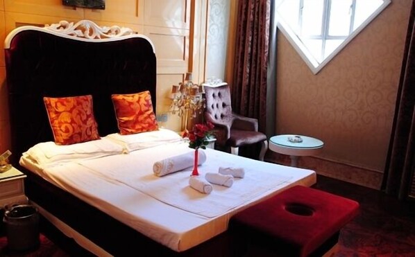 Minibar, coffre-fort, bureau, rideaux d’obscurcissement