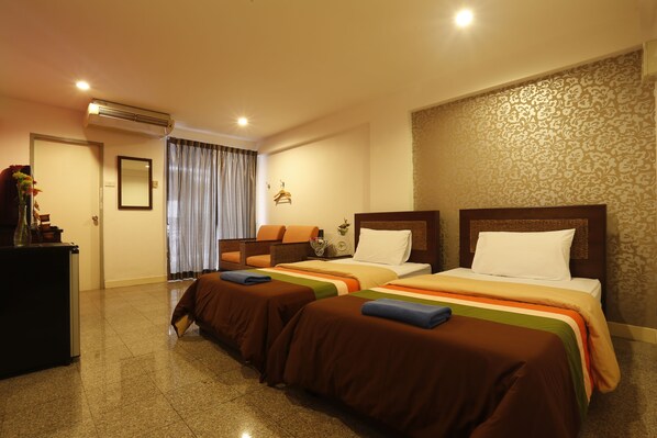 Minibar, in-room safe, blackout drapes, free WiFi - Banglumpoo Place (Bangkok)