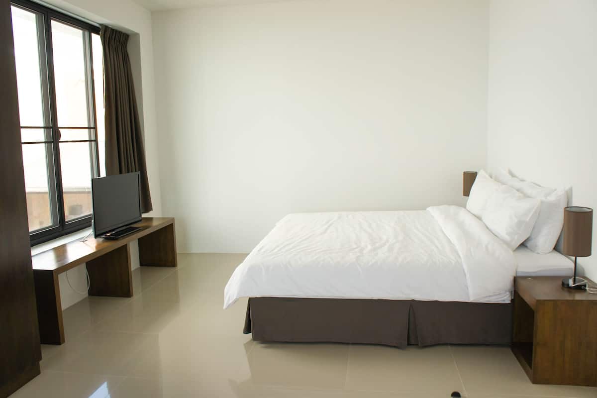 Desk, rollaway beds, free WiFi