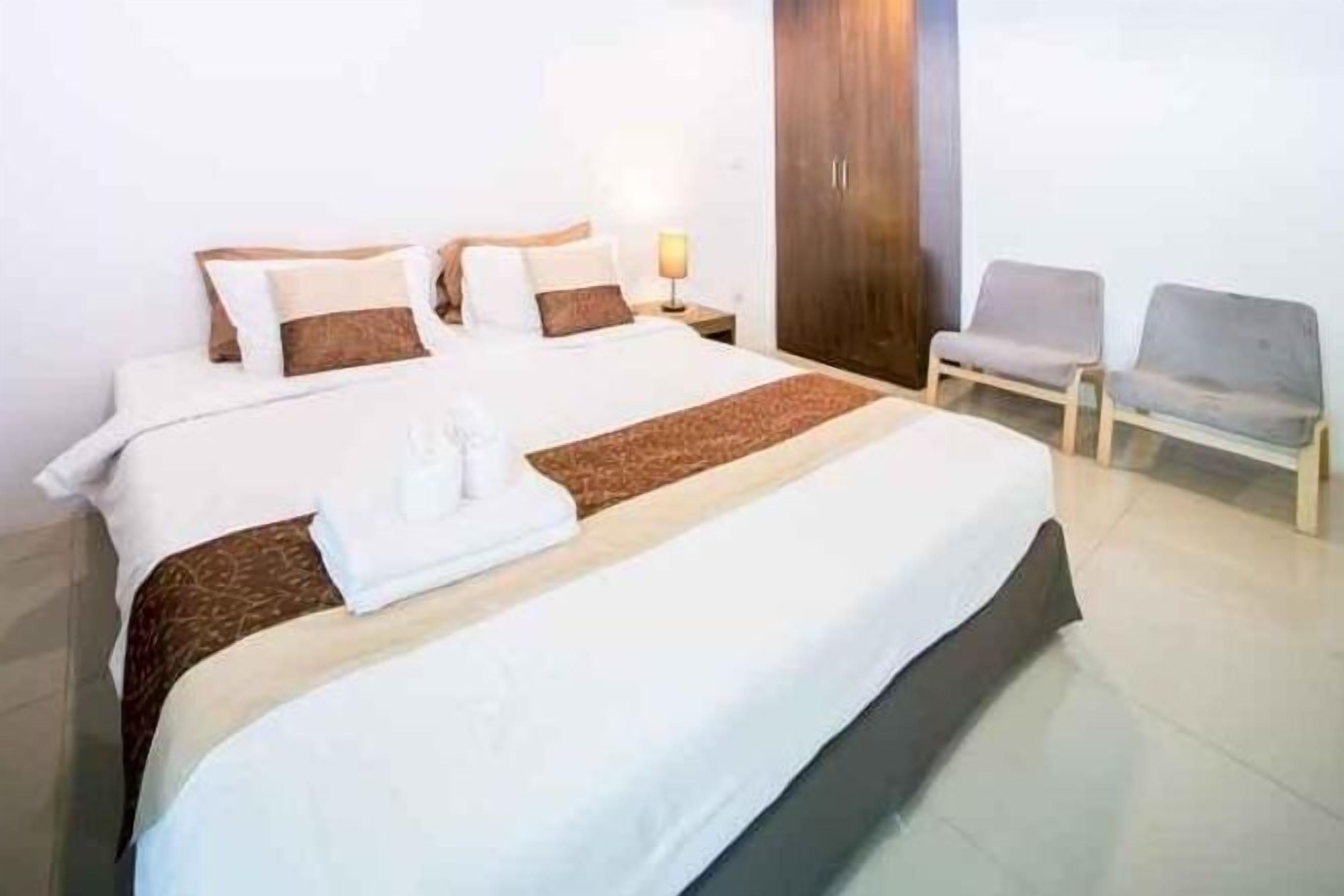 Desk, rollaway beds, free WiFi