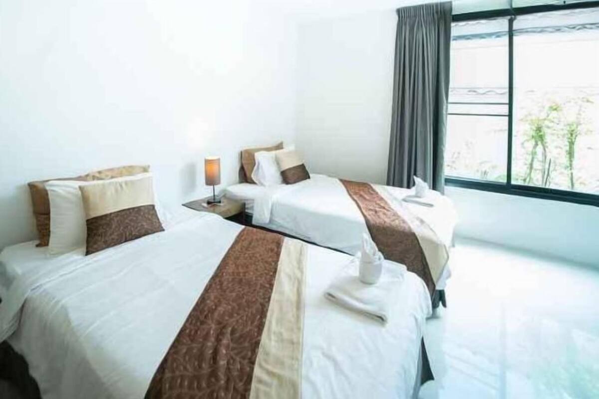 Desk, rollaway beds, free WiFi