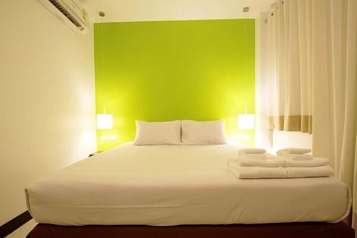 Desk, rollaway beds, free WiFi