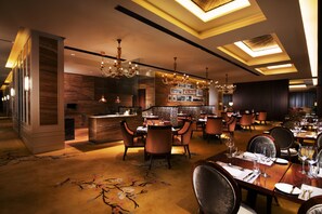 Se sirven desayunos, almuerzos y cenas; cocina francesa