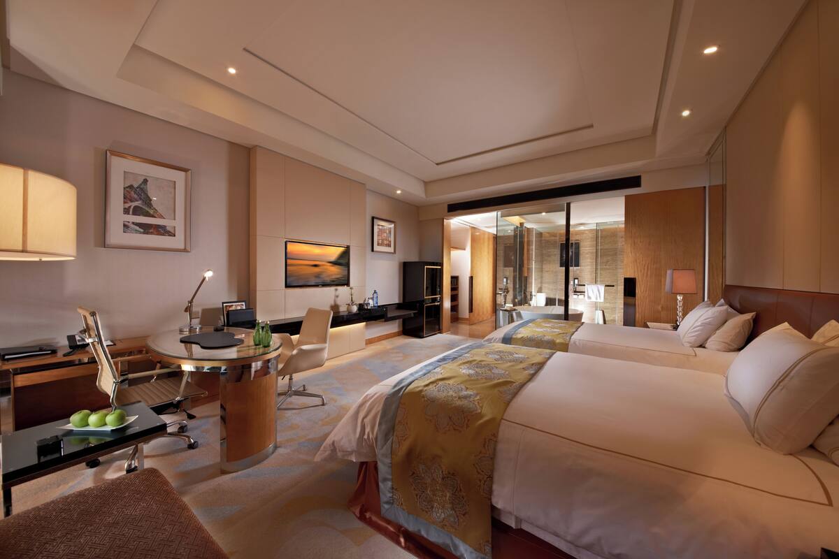 Cubrecamas, colchones con pillow-top, minibar y escritorio