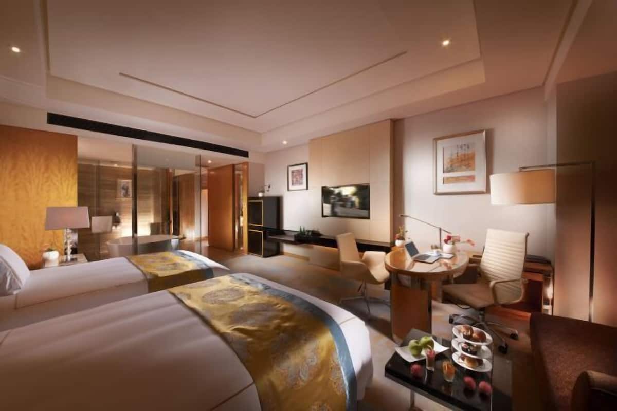 Copriletto in piuma, materassi a doppio strato, minibar, una scrivania