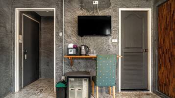 Standard-huone | Ylelliset vuodevaatteet, tallelokero huoneessa, työpöytÀ