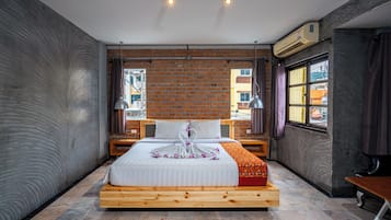 Superior-huone | Ylelliset vuodevaatteet, tallelokero huoneessa, työpöytÀ