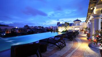 Outdoor pool, open 8:00 AM to 8:00 PM, pool loungers