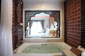 Deep-soaking bathtub - Chillax Resort (Bangkok)