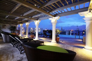 Εξωτερική πισίνα, ξαπλώστρες