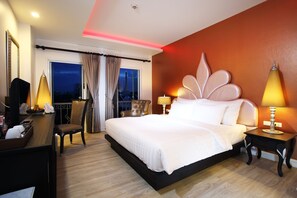 华丽双人房, 按摩浴缸 | 迷你吧、客房内保险箱、办公桌、遮光窗帘