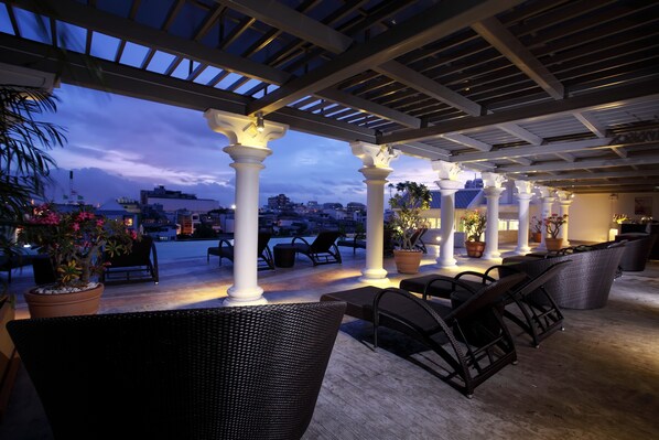 Outdoor pool, open 8:00 AM to 8:00 PM, pool loungers - Chillax Resort (Bangkok)