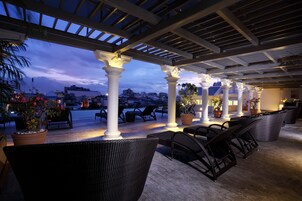 Εξωτερική πισίνα, ξαπλώστρες