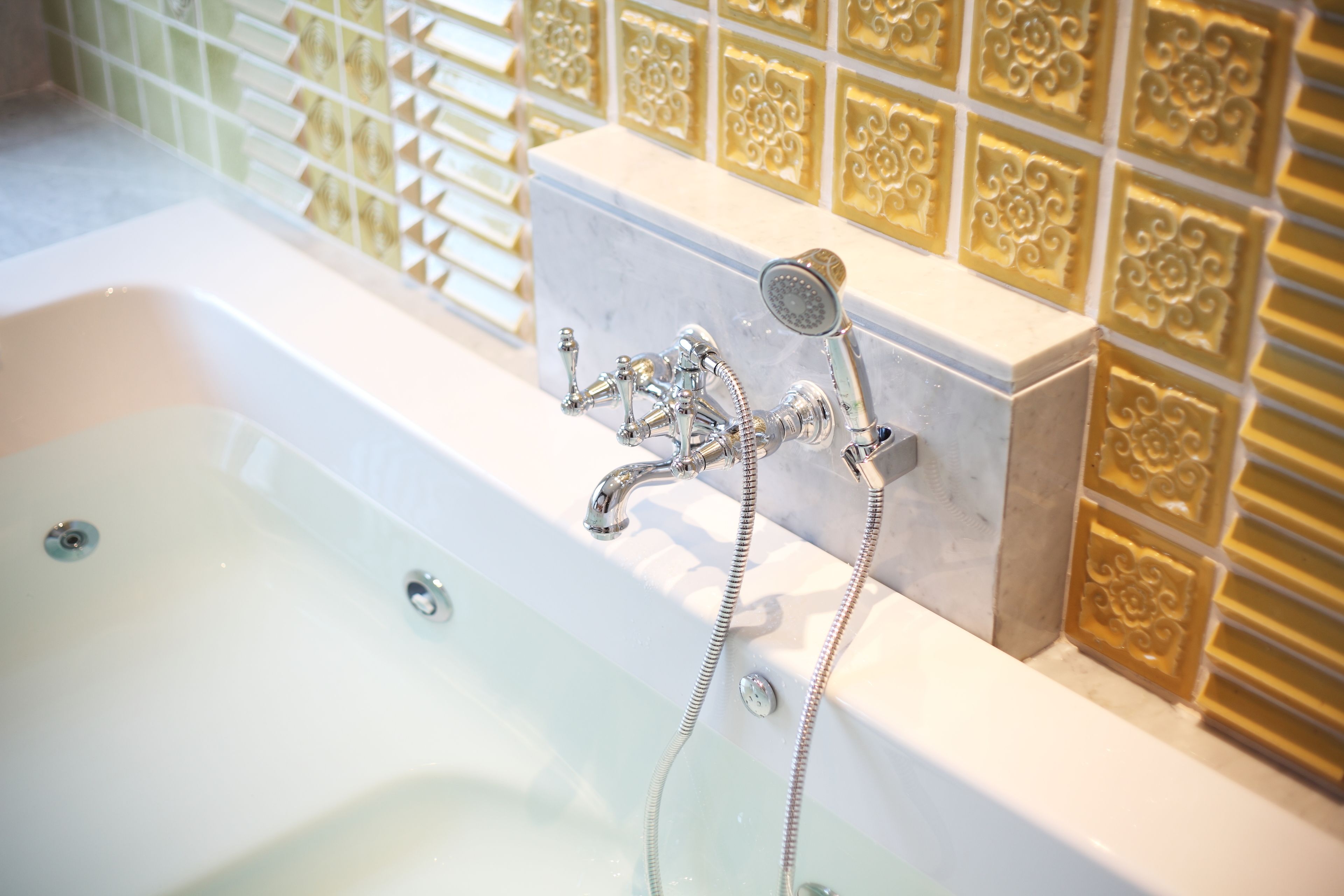 separate bathtub and shower, jetted bath, free toiletries, hair dryer