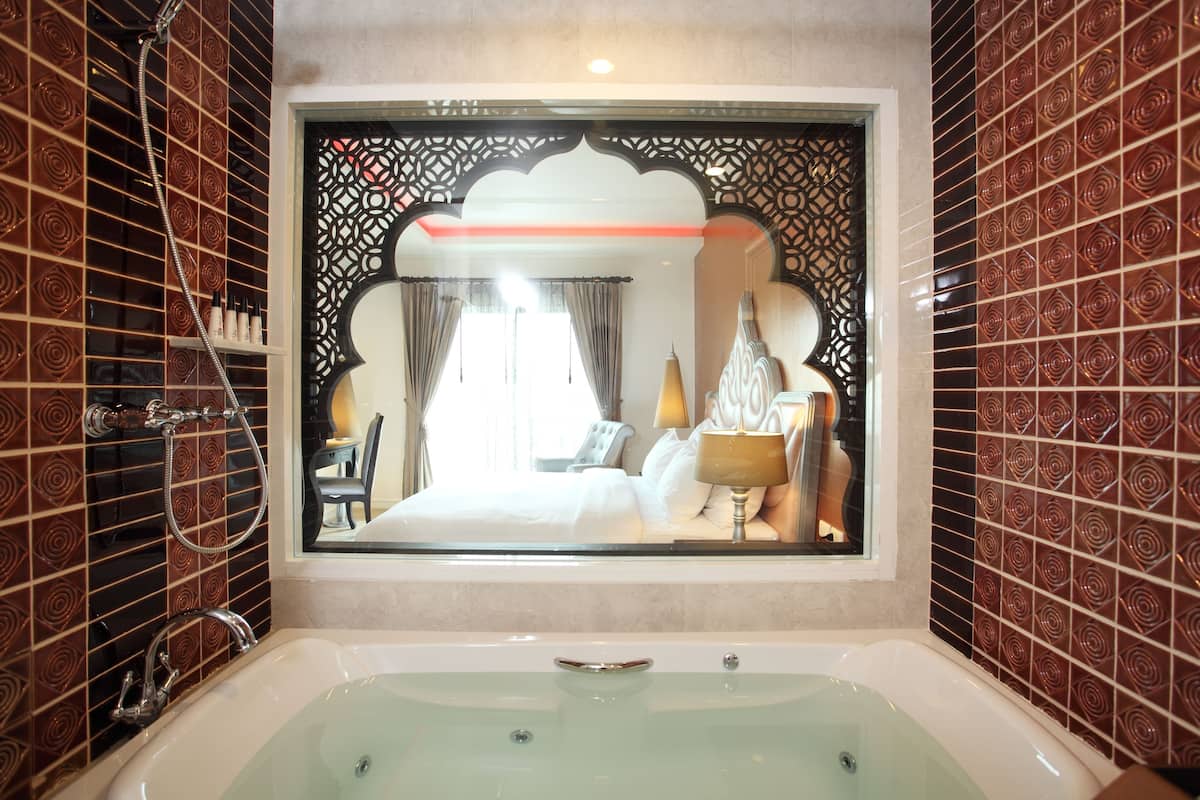 Separate bathtub and shower, jetted bath, free toiletries, hair dryer