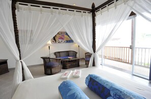 Caja de seguridad en la habitación, escritorio y cortinas blackout