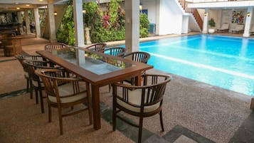Piscine extérieure, chaises longues
