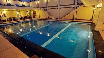 Utendørsbasseng og solsenger