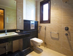 Badewanne und Dusche (separat), Whirlpool, Hydromassagedusche