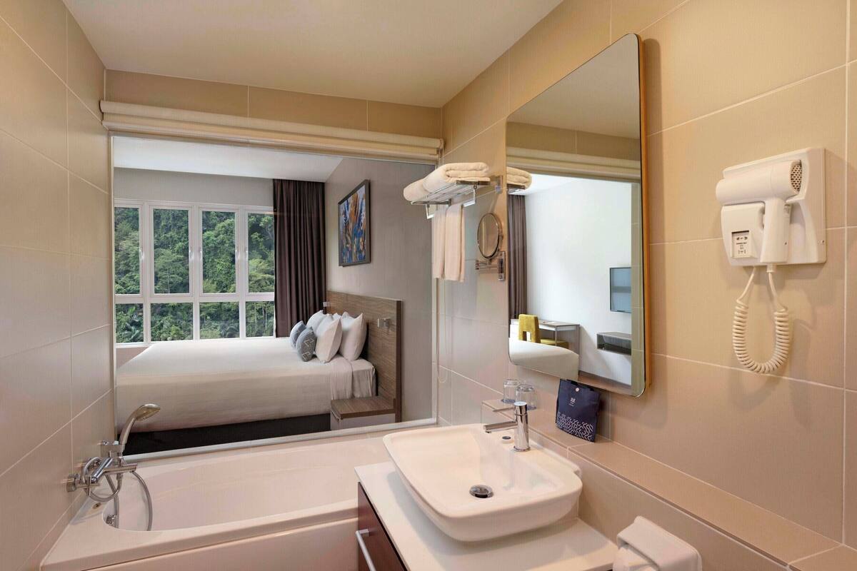 3 bedroom grand deluxe suite lakeview | bathroom | shower, free toiletries, hair dryer, slippers