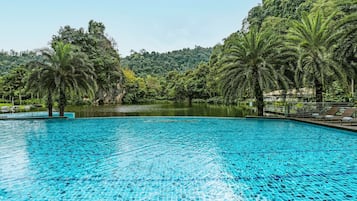 Hồ bơi ngoài trời, mở cửa từ 7:00 đến 20:00, ghế dài tắm nắng