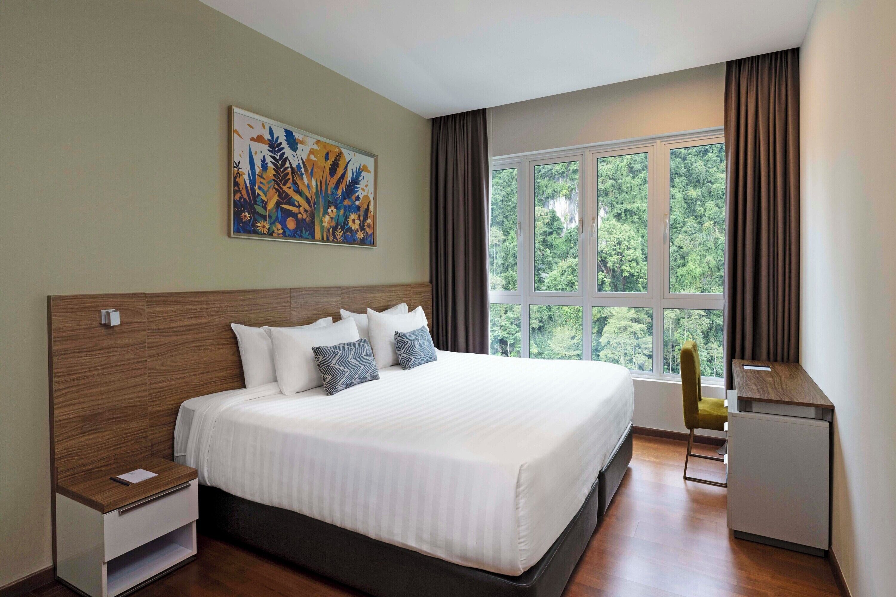 3 bedroom executive suite lakeview | minibar, in-room safe, desk, laptop workspace