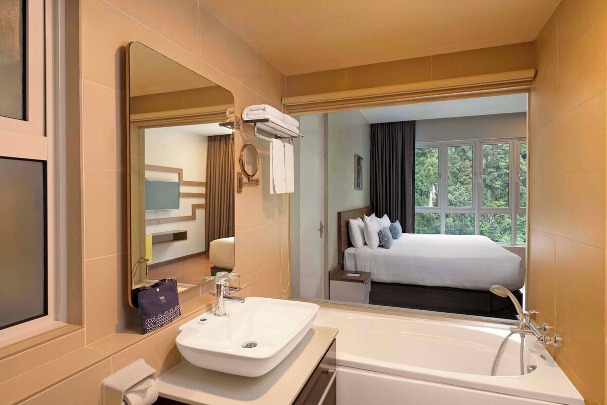 3 bedroom executive suite lakeview | bathroom | shower, free toiletries, hair dryer, slippers