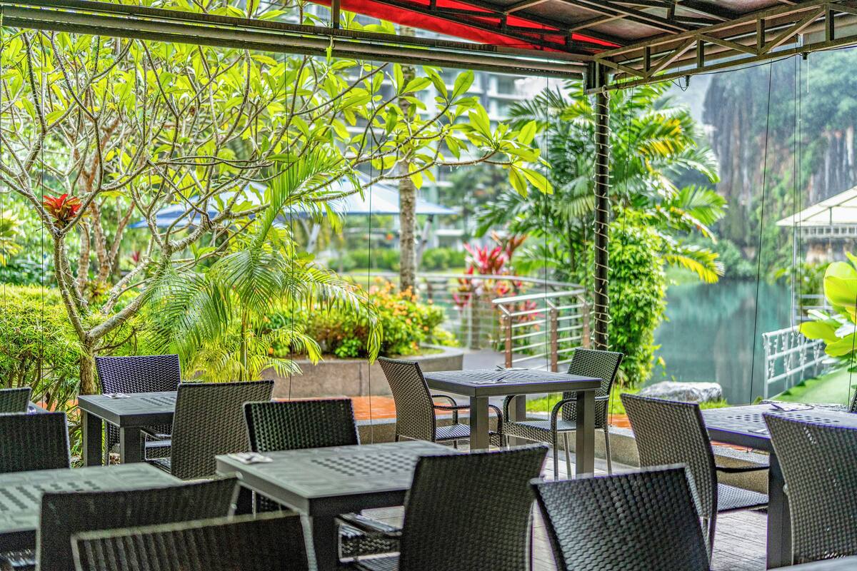 breakfast, lunch, dinner served; international cuisine