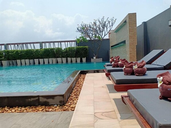 สระว่ายน้ำกลางแจ้ง