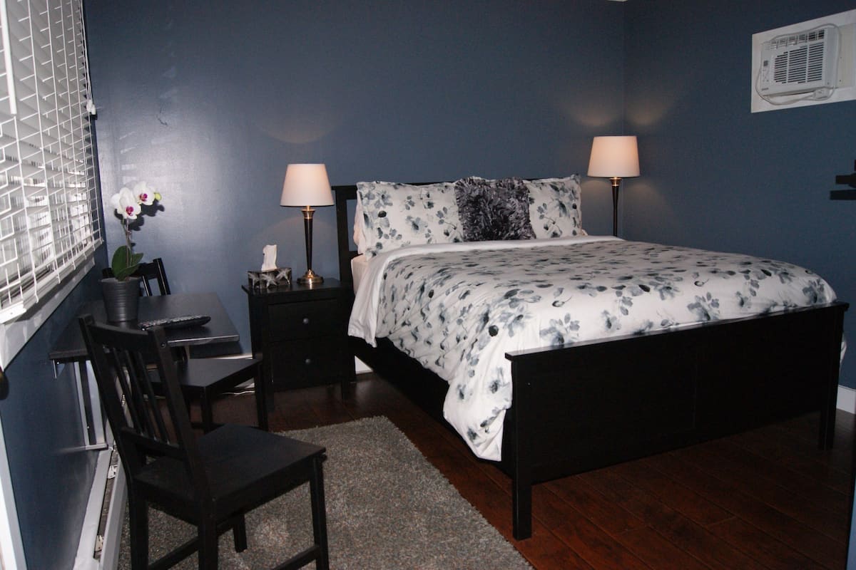 Deluxe Room | Living area | Flat-screen TV