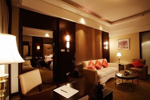 Deluxe Suite | Living area | Flat-screen TV