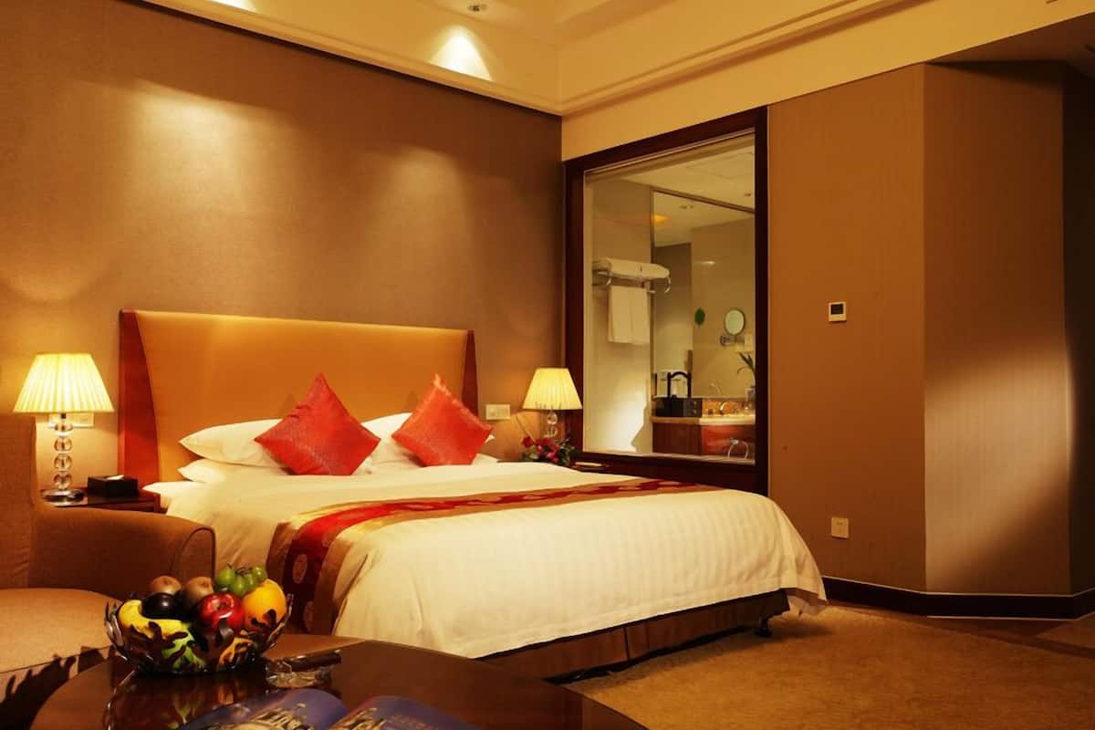 Frigobar, cofres nos quartos, escrivaninha, cortinas blackout
