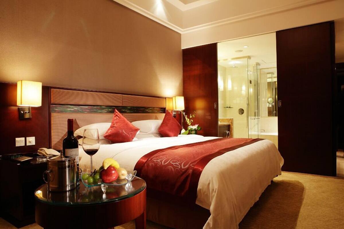 Executive Room | Minibar, in-room safe, desk, blackout drapes