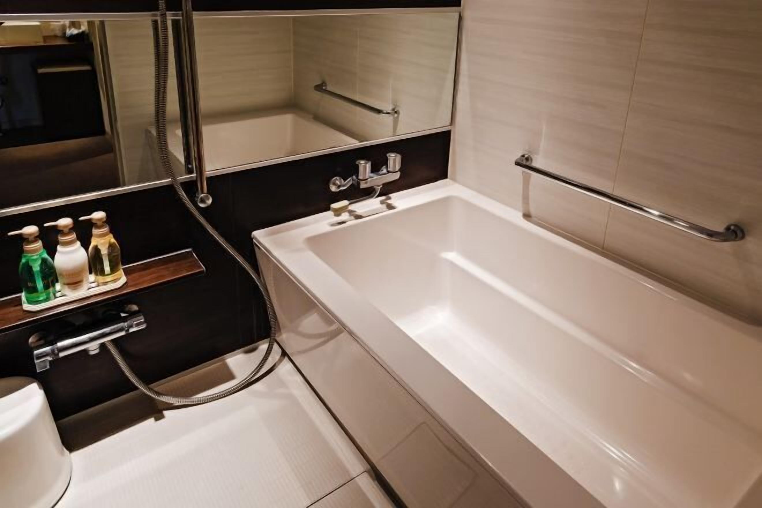 Bathroom | Combined shower/tub, hair dryer, slippers, bidet
