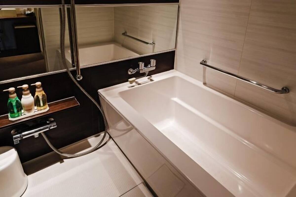 Badezimmer | Duschwanne, Haartrockner, Hausschuhe, Bidet