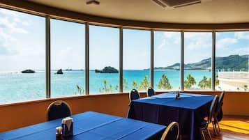 2 restaurantes, cocina local