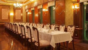 3 restaurants; breakfast, lunch, and dinner served