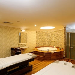 Sauna, vasca idromassaggio, bagno turco, trattamenti per il viso